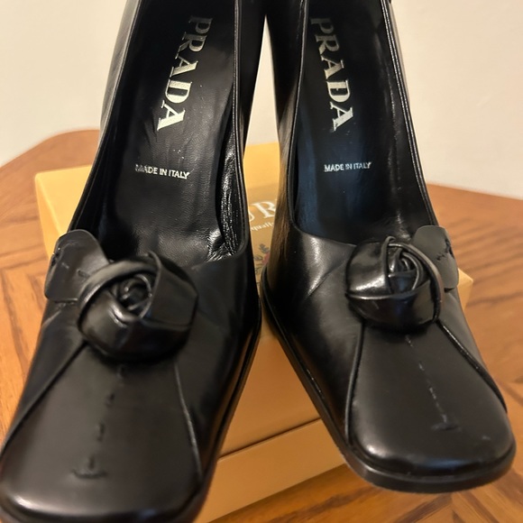 PRADA BLACK PUMPS AUTHENTIC STUNNING VINTAGE RARE ROSETTE DETAILS - Picture 12 of 15